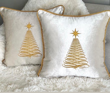 Cargar imagen en el visor de la galería, Cojín Navidad Crema Árbol Dorado
