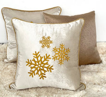 Cargar imagen en el visor de la galería, Cojín Navidad Crema 3 Copos
