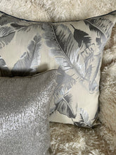 Cargar imagen en el visor de la galería, Cojín Silver Garden
