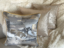 Cargar imagen en el visor de la galería, Cojín Dorado Metalizado
