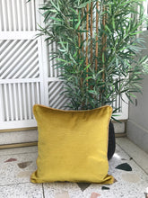 Cargar imagen en el visor de la galería, Cojín Yellow
