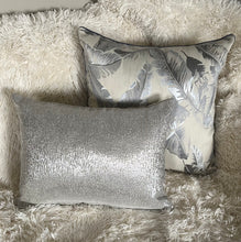 Cargar imagen en el visor de la galería, Cojín Silver Garden
