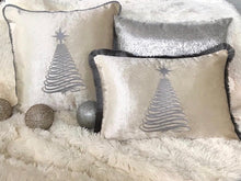 Cargar imagen en el visor de la galería, Cojín Navidad crema Árbol plata
