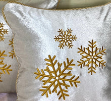 Cargar imagen en el visor de la galería, Cojín Navidad Crema 3 Copos
