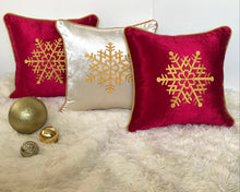 Cargar imagen en el visor de la galería, Cojín Navidad Crema Copo Dorado
