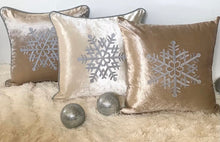 Cargar imagen en el visor de la galería, Cojín Navidad Ocre Copo Plata
